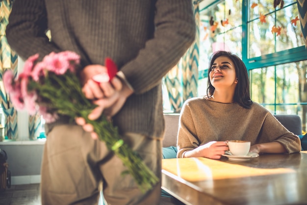 El hombre le hace una propuesta a su novia en el restaurante.