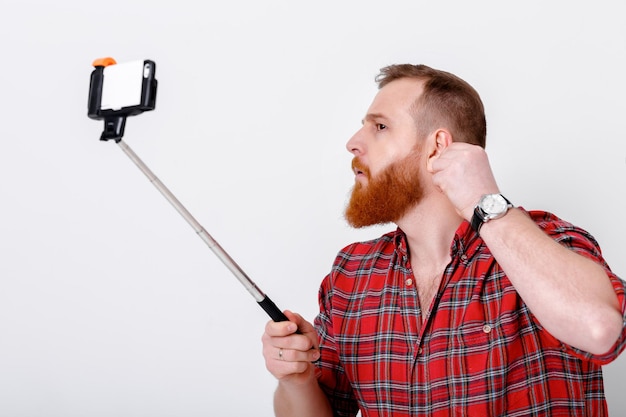 El hombre hace selfie por teléfono