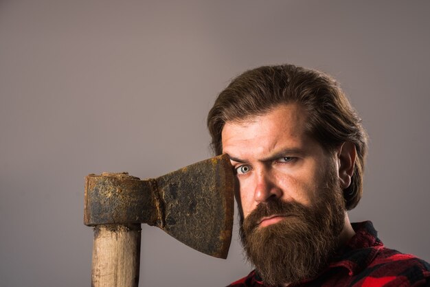 Foto hombre con hacha leñador canadiense hombre barbudo con hacha vieja en manos leñador barbudo canadá