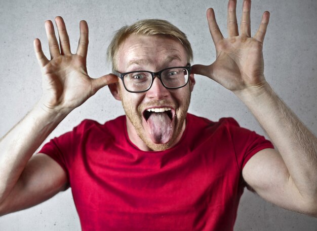 Foto hombre haciendo una cara graciosa