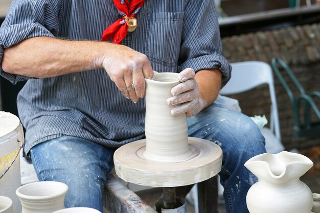 Hombre haciendo cerámica