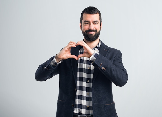 Foto hombre haciendo un corazón con sus manos