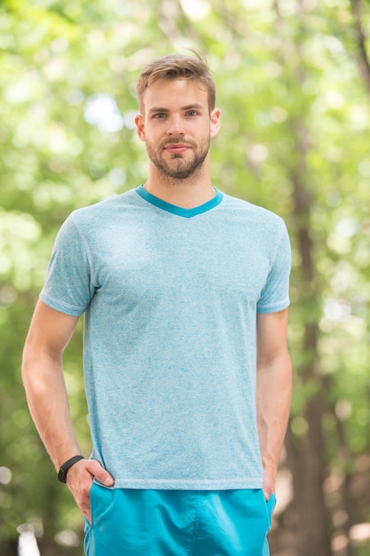 Hombre haciendo deporte al aire libre. moda deportiva. salud y Belleza. deportista al aire libre en verano. relajarse después del entrenamiento de cuidado corporal. hombre atleta musculoso. macho sexy sin afeitar. Éxito deportivo.