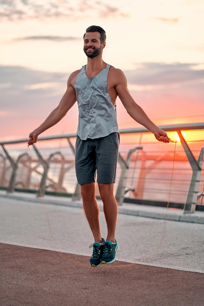 Hombre haciendo deporte en la calle