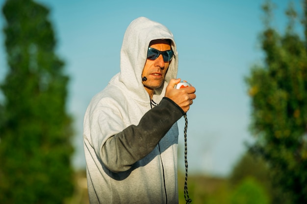 Hombre haciendo deporte en un parque