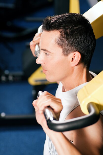 Hombre haciendo ejercicio y entrenamiento en gimnasio