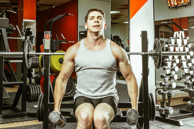 Hombre haciendo ejercicio en el gimnasio local.