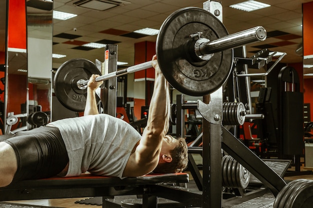 Foto hombre haciendo ejercicio en el gimnasio local.