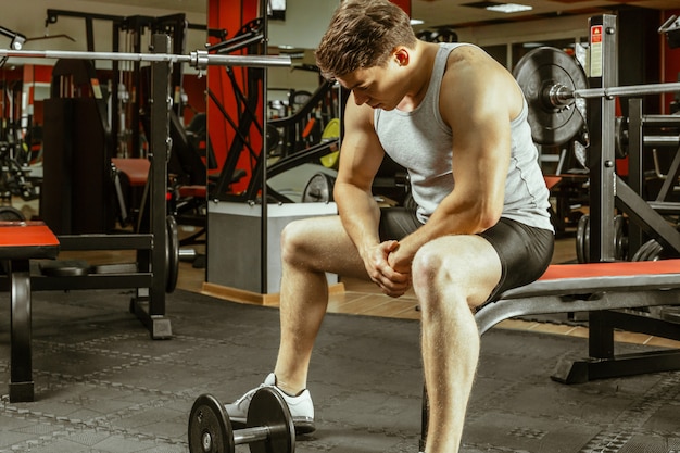 Hombre haciendo ejercicio en el gimnasio local.