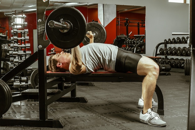 Foto hombre haciendo ejercicio en el gimnasio local.