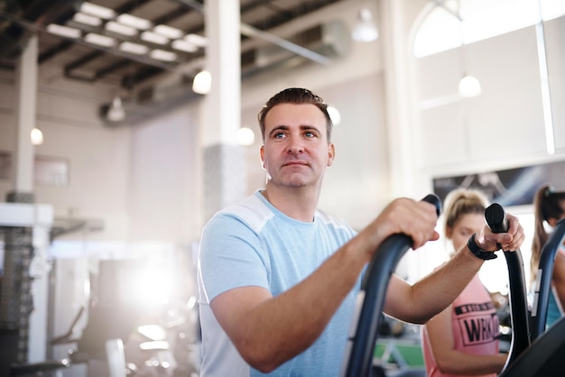 Foto hombre haciendo ejercicio en el gimnasio