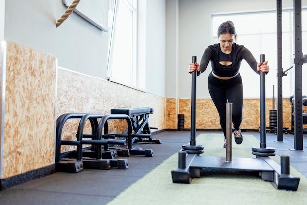 Foto hombre haciendo ejercicio en el gimnasio