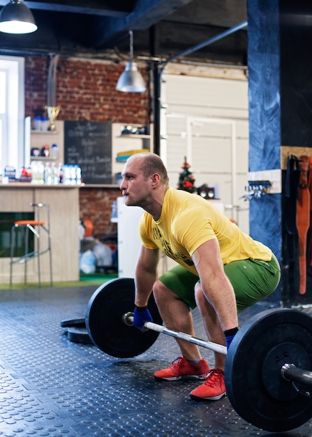 Hombre haciendo ejercicio en un gimnasio