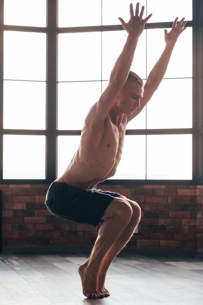 hombre haciendo ejercicio en un gimnasio.