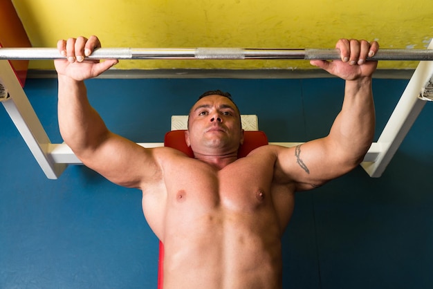 Hombre haciendo ejercicio en un gimnasio