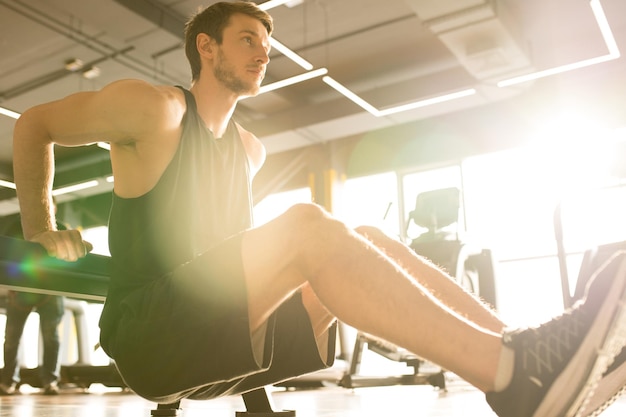 Hombre haciendo ejercicio en el gimnasio