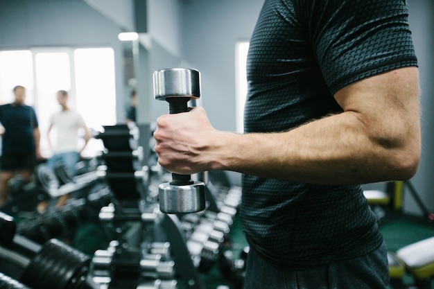 Hombre haciendo ejercicio o entrenamiento en el gimnasio