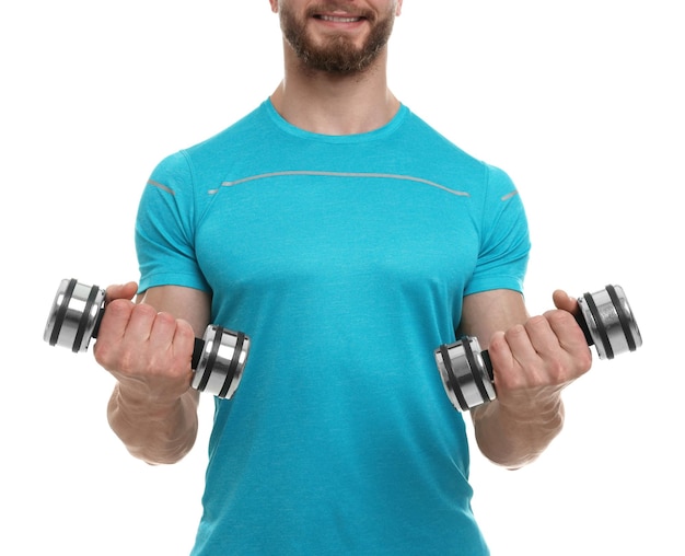 Hombre haciendo ejercicio con pesas en primer plano de fondo blanco