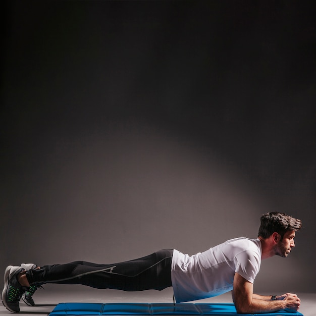 Foto hombre haciendo ejercicio de tabla