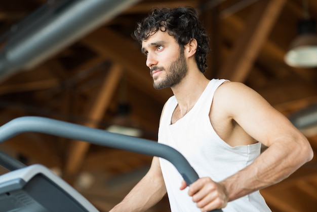 Hombre haciendo ejercicios de cardio en un gimnasio