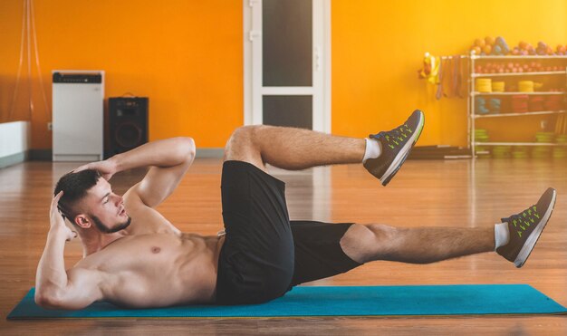 Foto hombre haciendo ejercicios en el gimnasio