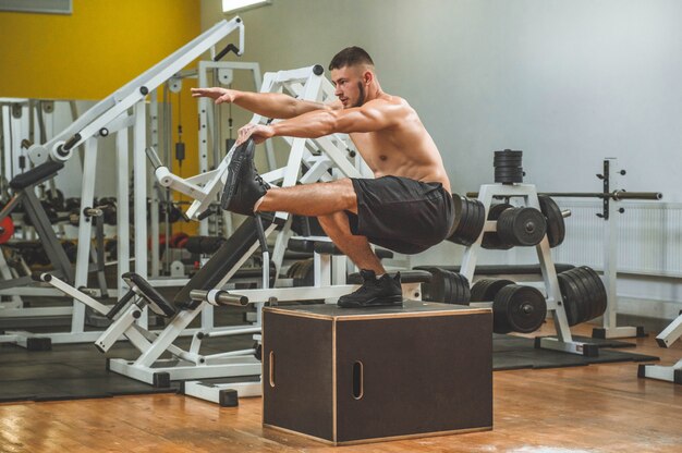 Hombre haciendo ejercicios en el gimnasio