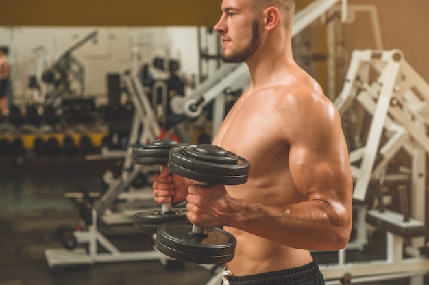 Hombre haciendo ejercicios en el gimnasio