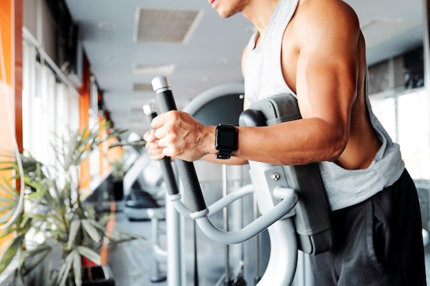 Hombre haciendo ejercicios en la máquina de fitness