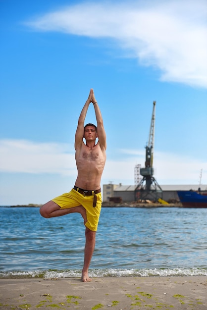 Hombre haciendo ejercicios de yoga