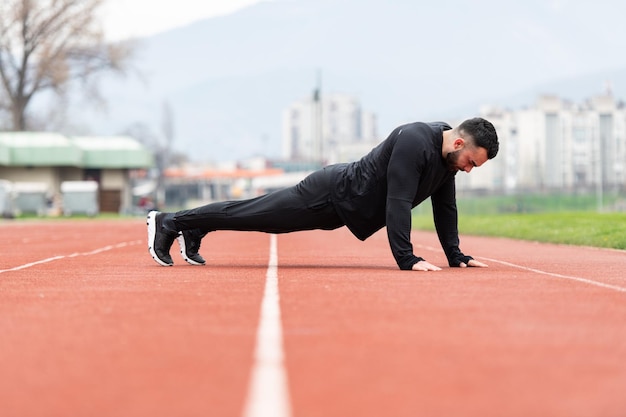 Hombre haciendo flexiones en pista