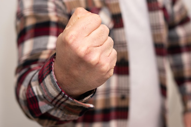 Hombre haciendo el gesto fuerte con la mano.