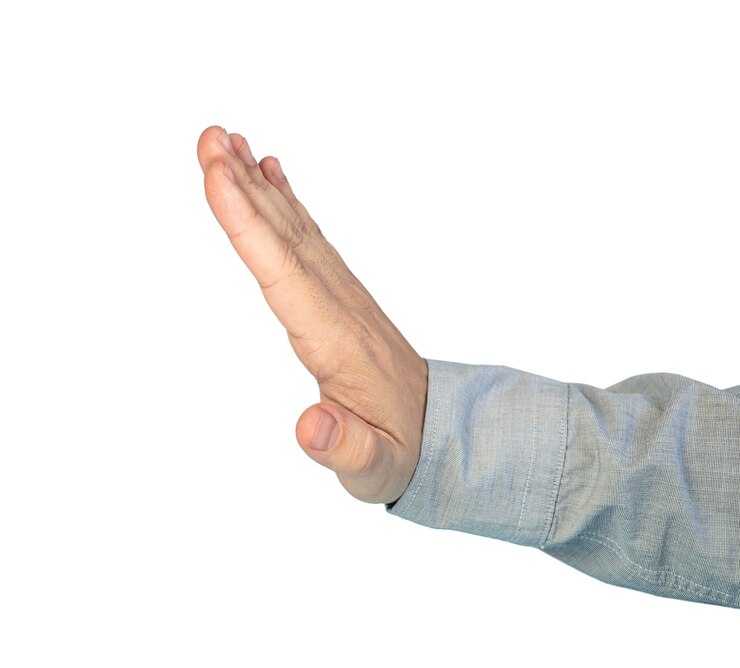 Foto hombre haciendo gesto de parada con la mano aislado sobre fondo blanco gesto de rechazo hecho a mano