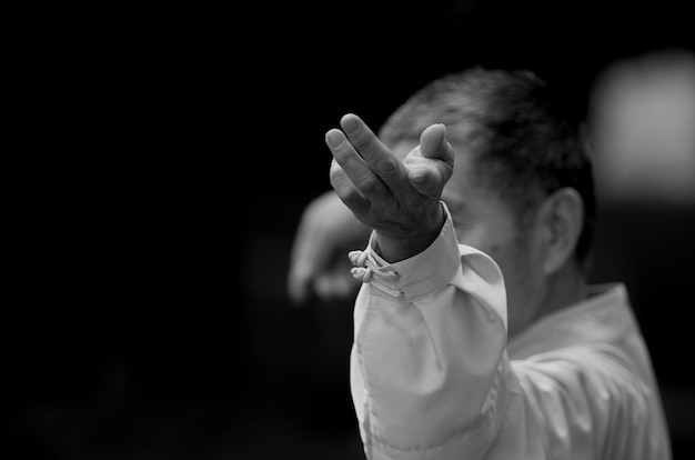 Foto hombre haciendo gestos con la mano