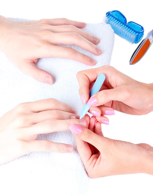 Hombre haciendo manicura en el salón