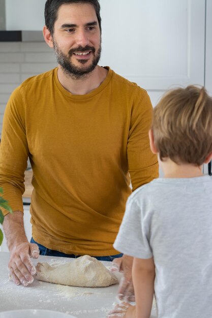 Hombre haciendo pan casero con su hijo