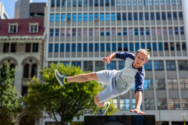 Hombre haciendo parkour en la ciudad