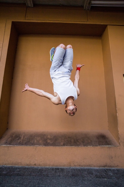 Hombre haciendo parkour en la ciudad