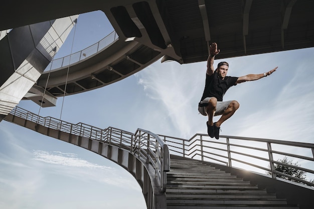 Hombre haciendo parkour en la ciudad