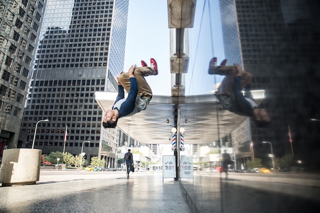 Foto hombre haciendo parkour