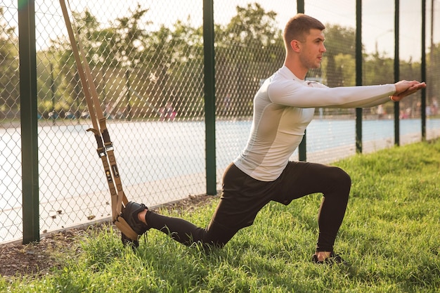 Un hombre haciendo una pose de yoga frente a una cerca