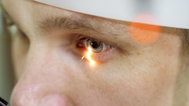 Foto hombre haciendo una prueba ocular con un tonometro sin contacto para comprobar la visión