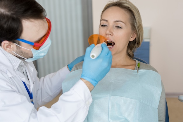 Hombre haciendo relleno de dientes