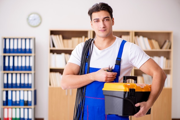 Hombre haciendo reparaciones eléctricas en casa