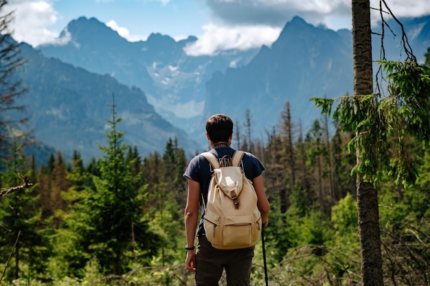 Hombre haciendo senderismo en las montañas con mochila pesada Viajes Estilo de vida pasión por los viajes concepto de aventura vacaciones de verano al aire libre solo en el salvaje Parque Nacional Tatra Polonia