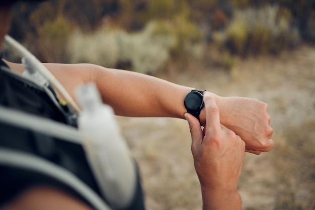 Hombre haciendo y naturaleza con reloj inteligente para hacer ejercicio o correr por el deporte