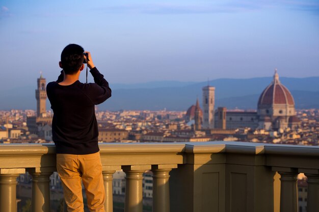 Hombre haciendo una sesión de fotos de Florencia con el smartphone