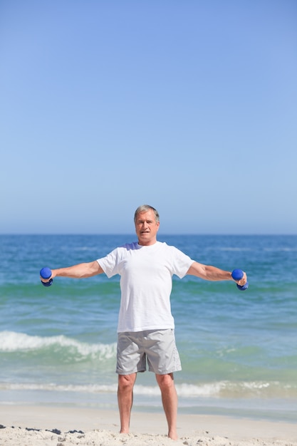 Hombre haciendo sus ejercicios en la playa