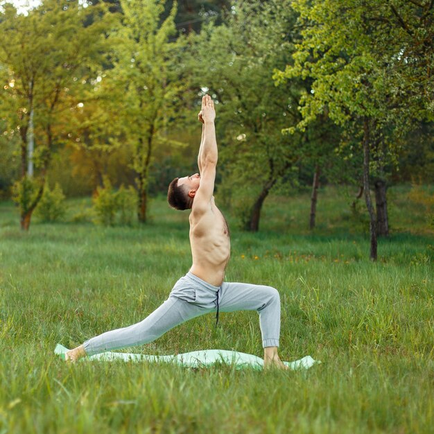 Hombre haciendo yoga al aire libre