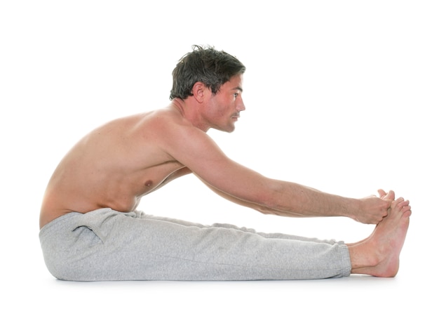 hombre haciendo yoga
