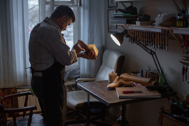 Hombre haciendo zapatos